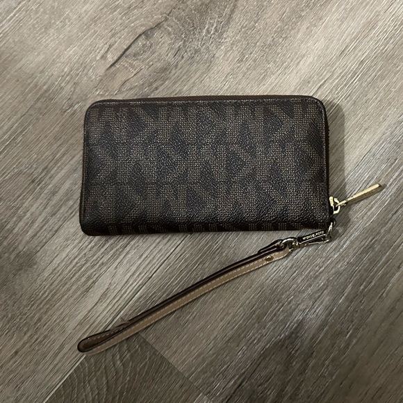 RARE Michael Kors Jet Set Item Tech Continental Logo Wristlet Wallet - Picture 4 of 5